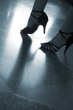 Resepsiyon salonunda modern spor dans gösterisinde balo salonu latin salsa kadın dansçı.