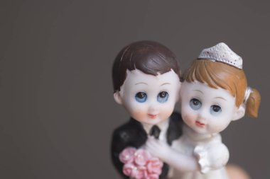 Pasta topper gelin ve damat düğün çift romantik evlilik Holding'in sevgisi kucaklamak.