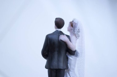 Pasta topper gelin ve damat düğün çift romantik evlilik Holding'in sevgisi kucaklamak.
