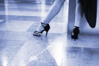 Balo salonu Latin salsası seksi kadın dansçı modern spor dans gösterisinde ince uzun bacaklarla dans ediyor.,