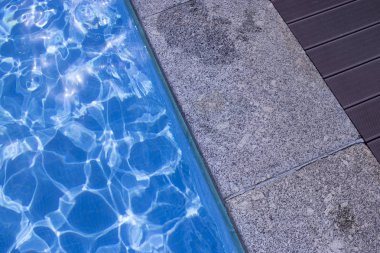 Yaz açık yüzme havuzunda lüks resort otel Bahçe.