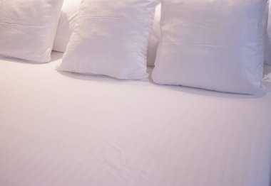 Konuklar için kapak temiz hazır durumda modern minimalist lüks beş yıldızlı bir otel yatak pamuklu çarşaf ve yastık.
