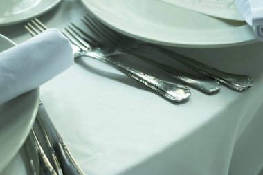 Düğün resepsiyonu ziyafet akşam yemeği parti masa yer ayarlarını lüks otel mekan olarak ayarla.
