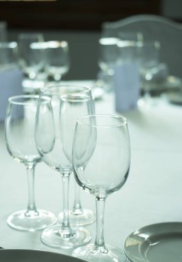 Düğün resepsiyonu ziyafet akşam yemeği parti masa yer ayarlarını lüks otel mekan olarak ayarla.