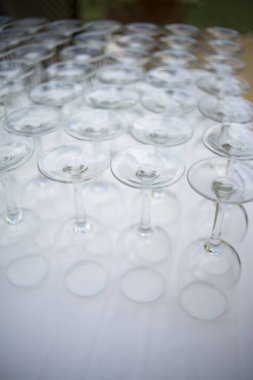 Lüks Otel düğün evlilik konuklar üzerinden içmek hazır, kırmızı veya beyaz şarap gözlük.