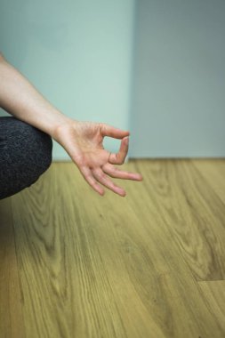 Asana poz mudra el duruş ile öğretim kadın eğitmeni yoga öğretmeni.