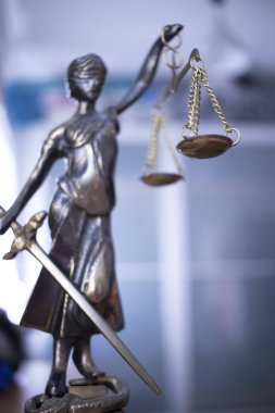 Avukatlar ofiste pullarla kör tanrıçası Themis hukuk office yasal adalet heykeli.
