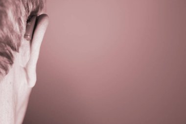 Modern dijital teknoloji işitme cihazı kulağına giyen sağır kıdemli vatandaş adam.