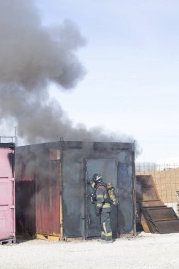 İtfaiyeci tarafından yangın alevleri koyarak pratik matkaplar benzetimini yapmak için itfaiye firefighter eğitim cihazları.