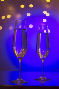 Gece kulübünde parti çubuğunda Ibiza İspanya ışıkların düğün sırasında prosecco kava bardak şampanya köpüklü şarap.