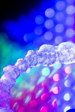 Görünmez diş hizmetli ortodontik parantez. Diş hizalamayı düzeltmek için plastik modern straighterners.