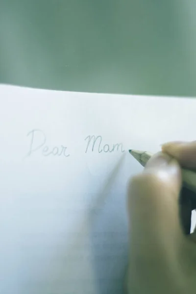 Jovencita Escribiendo Sobre Papel Con Lápiz Mano Sobre Mesa —  Fotos de Stock