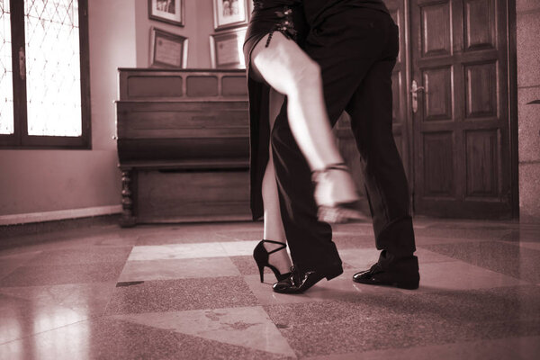 Танцовщицы в зале свадебных вечеринок танцуют в качестве шоу
.