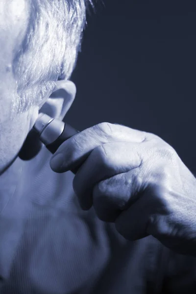 Hombre Tercera Edad Cortando Pelo Del Oído Interno Con Cortador —  Fotos de Stock