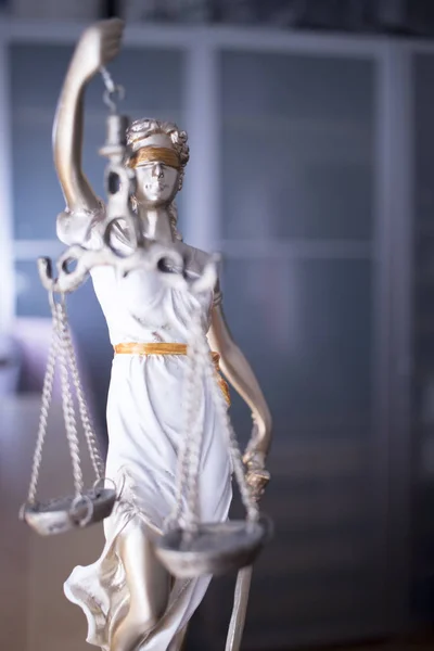 法律事務所法的正義弁護士事務所のスケールの盲目の女神テミス像 — ストック写真