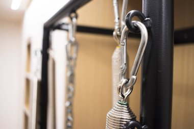 Pilates fitness spor salonu oda eğitim makineleri ile makine.