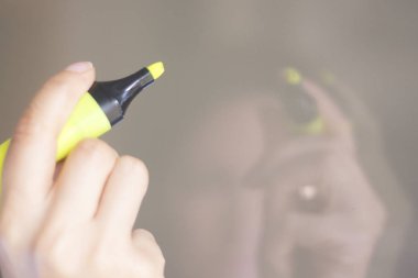 Genç bayanın elinde keçeli kalem kalıcı vurgulayıcı renk mürekkep marker kalem.