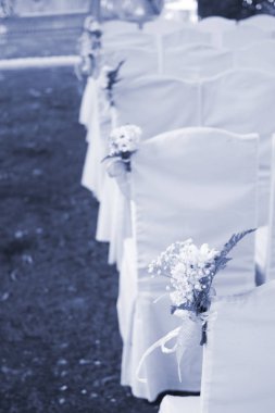 Açık yaz bahçe sivil düğün oturma çiçek buketleri ile evlilik hizmet için dekore edilmiştir..