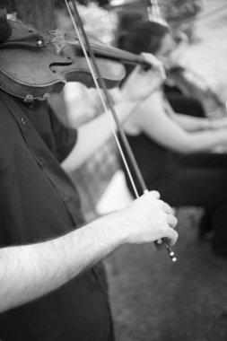 Lüks otel bahçesinde açık havada evlilik resepsiyon sırasında düğün müzik müzisyen grubu.