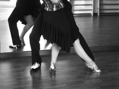 Balo dansı salsa eğitmenleri erkek ve kadın çift shcool prova odasında dans ediyorlar.