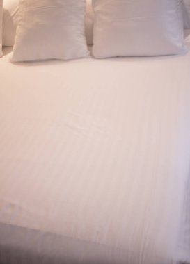 Konuklar için kapak temiz hazır durumda modern minimalist lüks beş yıldızlı bir otel yatak pamuklu çarşaf ve yastık.