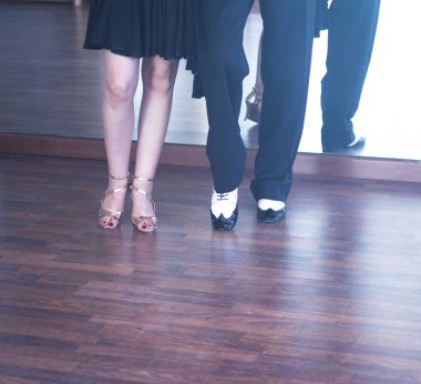 Balo salonu dans birkaç dansçılar ve prova dans stüdyosu okulda öğretmenler.