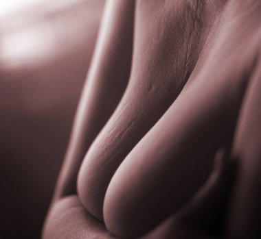 Göğüsleri büyük, erotik göğüsleri olan ve fotoğraf çekiminde yetişkin gibi davranan zayıf, seksi bir kadın..