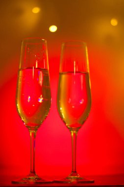 Discotque parti çubuğunda Ibiza İspanya ışıkların düğün sırasında prosecco kava bardak şampanya köpüklü şarap.