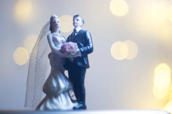 Hochzeitszeremonie Hochzeit Braut Bräutigam Kuchen Topper Figuren Mit Lichtern Isoliert — Stockfoto