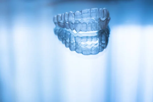 Невидимые Четкие Выпрямители Зубов Ортодонтического Лечения Качестве Современных Эстетических Скобок — стоковое фото