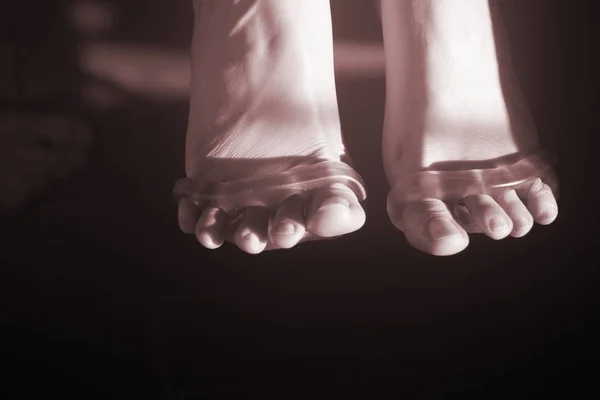 Молодая Женщина Силиконовым Разделителем Пальцев Ног Отделить Пальцы Ногах Педикюра — стоковое фото