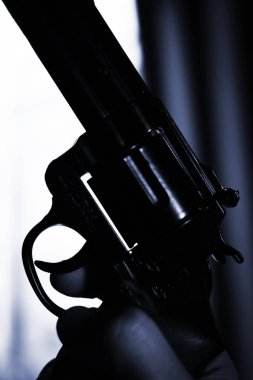 Öldürücü atmosferik karanlık dramatik fotoğrafın siluetinde otomatik tabanca..