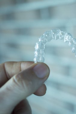 Kozmetik diş hekimliğinde hastalar için dişleri hizalamak için kullanılan görünmez diş düzenleyiciler.