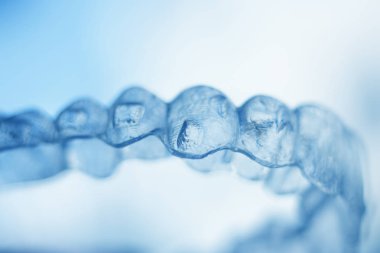 Kozmetik diş hekimliğinde hastalar için dişleri hizalamak için kullanılan görünmez diş düzenleyiciler.