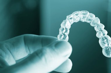 Kozmetik diş hekimliğinde hastalar için dişleri hizalamak için kullanılan görünmez diş düzenleyiciler.