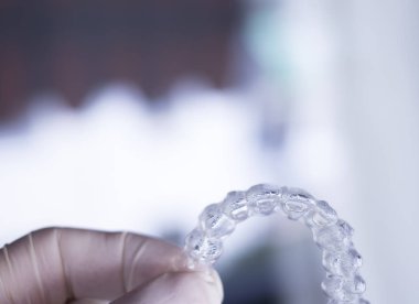 Kozmetik diş hekimliğinde hastalar için dişleri hizalamak için kullanılan görünmez diş düzenleyiciler.