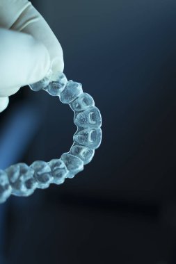 Kozmetik diş hekimliğinde hastalar için dişleri hizalamak için kullanılan görünmez diş düzenleyiciler.