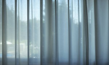 Otel yatak odası dolapları penceresinin yumuşak dalylight ışık ile.