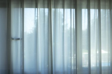 Otel yatak odası dolapları penceresinin yumuşak dalylight ışık ile.