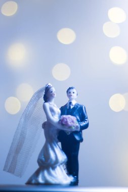 Düğün töreni evlilik gelin damat pasta topper rakamlar izole ışıkları ile.