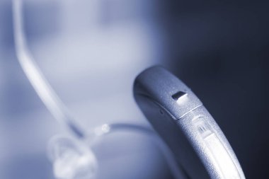 Audiophone modern yüksek teknoloji sağırlık ekipman izole kulak dijital işitme cihazı portre.