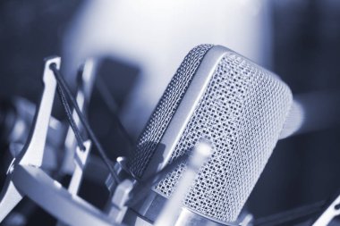 Ses stüdyo büyük diyafram ses mikrofon dublaj, şarkı ve aletleri için kayıt.