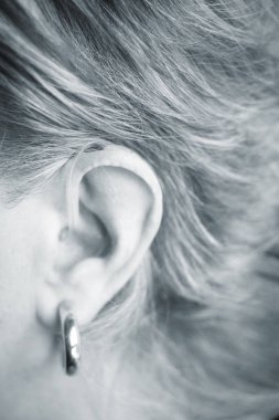 Modern teknoloji dijital işitme cihazı kulağı sağır bayanla.