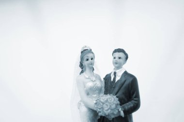 Pasta topper gelin ve damat düğün çift romantik evlilik Holding'in sevgisi kucaklamak.