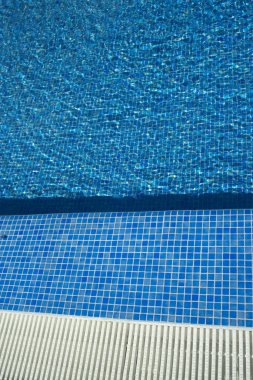 Yaz açık yüzme havuzunda lüks resort otel Bahçe