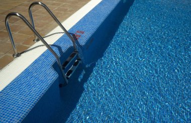 Yaz açık yüzme havuzunda lüks resort otel Bahçe