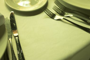 Düğün resepsiyonu ziyafet akşam yemeği parti masa yer ayarlarını lüks otel mekan olarak ayarla.