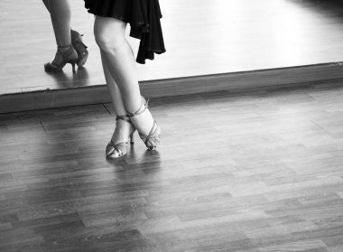 Kadın balo salonu dans salsa dansçısı eğitmen kadın okul prova odasında dans