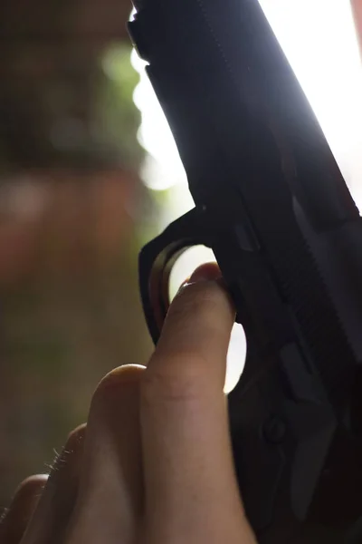 Pistola Arma Automática Silhueta Mão Assassino Atmosférico Escuro Foto Dramática — Fotografia de Stock