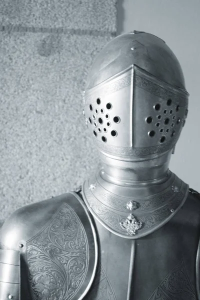 Combinaison Médiévale Métal Armure Casque Porté Par Chevalier Dans Château — Photo